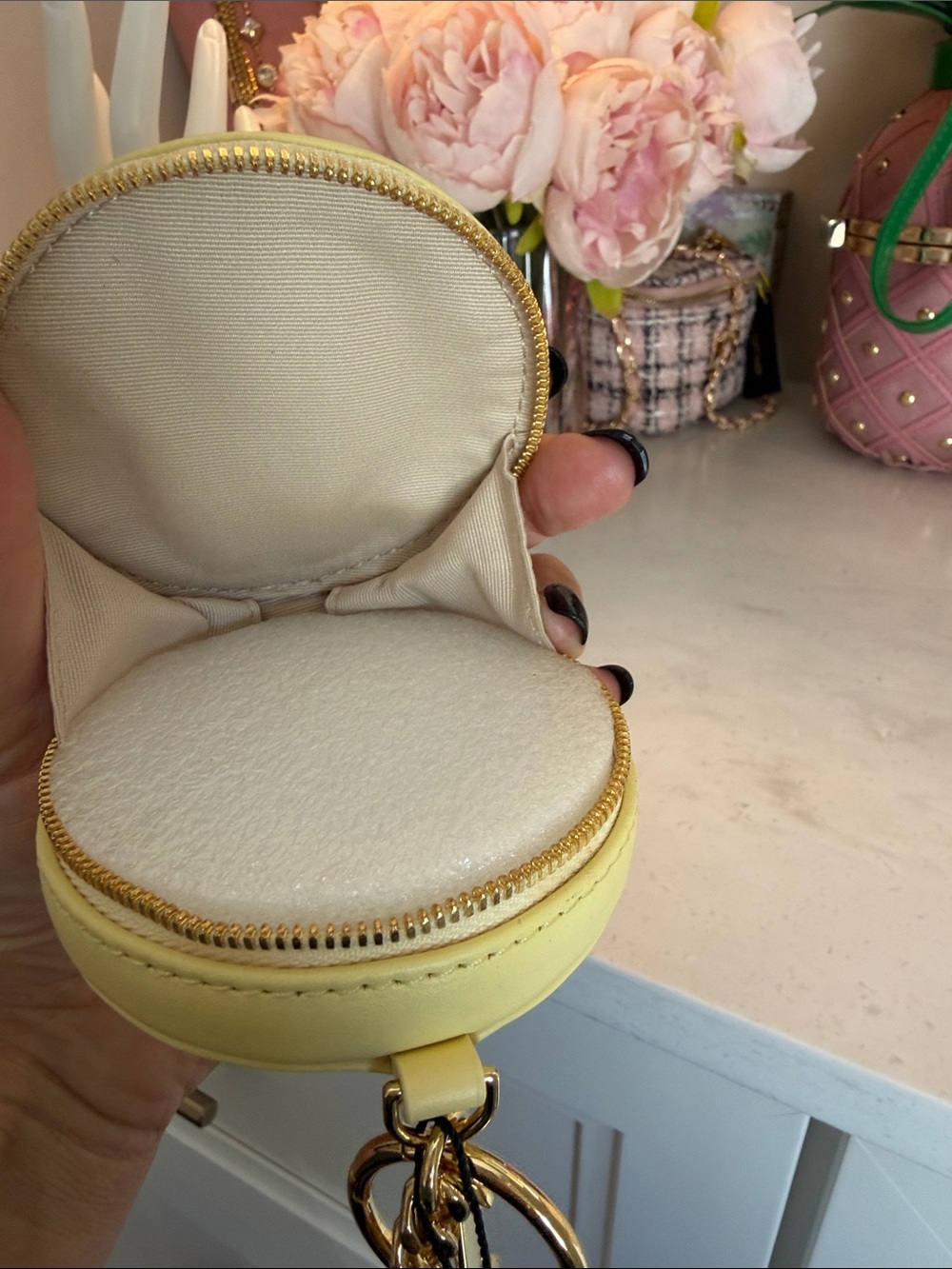 Gorgeous Marc Jacobs NWT pastel yellow Round Coin Pouch Mini Round Bag w chain - Picture 9 of 13